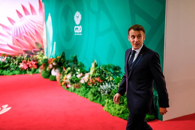 Le président français, Emmanuel Macron, arrive pour la deuxième journée du sommet des dirigeants du G20, à Johannesburg, en Afrique du Sud, le dimanche 23 novembre 2025. 