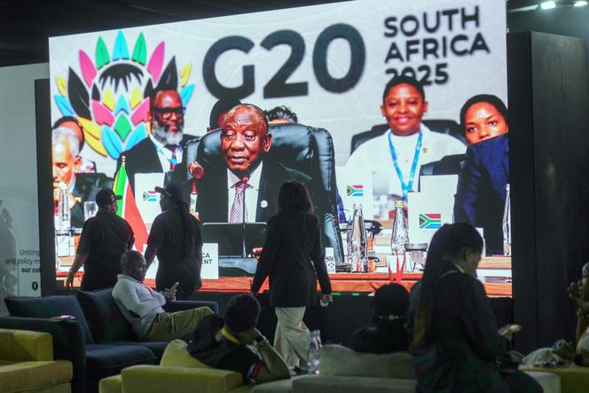 Dans l’enceinte du G20, un écran montre le président sud-africain, Cyril Ramaphosa, en train de clore les discussions, le 23 novembre à Johannesburg. (AP Photo/Jerome Delay)