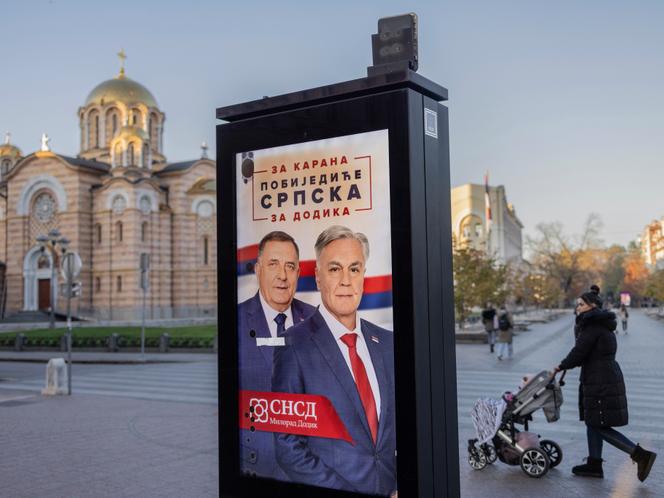 Une affiche électorale de l’élection anticipée en Republika Srpska (RS), l'entité serbe de Bosnie, pour le candidat Sinisa Karan, successeur au président destitué Milorad Dodik, à Banja Luka, le 11 novembre 2025.