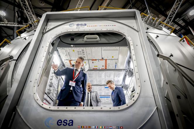 Lors d’une visite du premier ministre néerlandais, Dick Schoof, au Centre européen de recherche et de technologie spatiales, le centre d’essais de l’Agence spatiale européenne, à Noordwijk (Pays-Bas), le 12 novembre 2025.