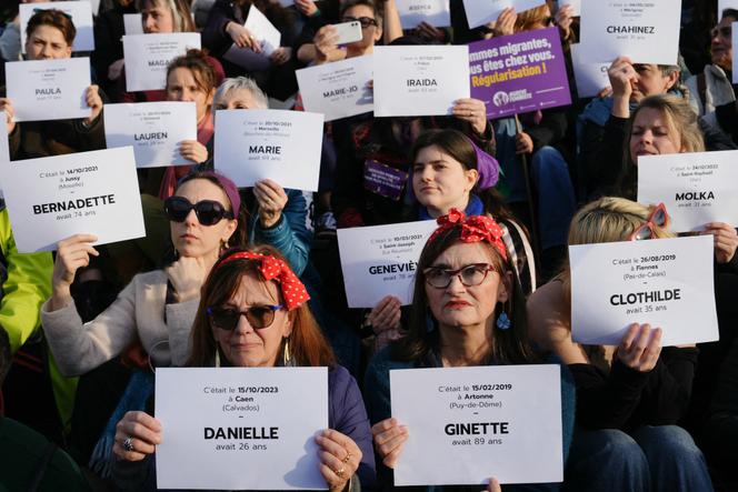 Des manifestantes brandissent les noms de victimes de féminicide, lors d’une marche organisée à l’occasion de la Journée internationale des droits des femmes, à Paris, le 8 mars 2024.