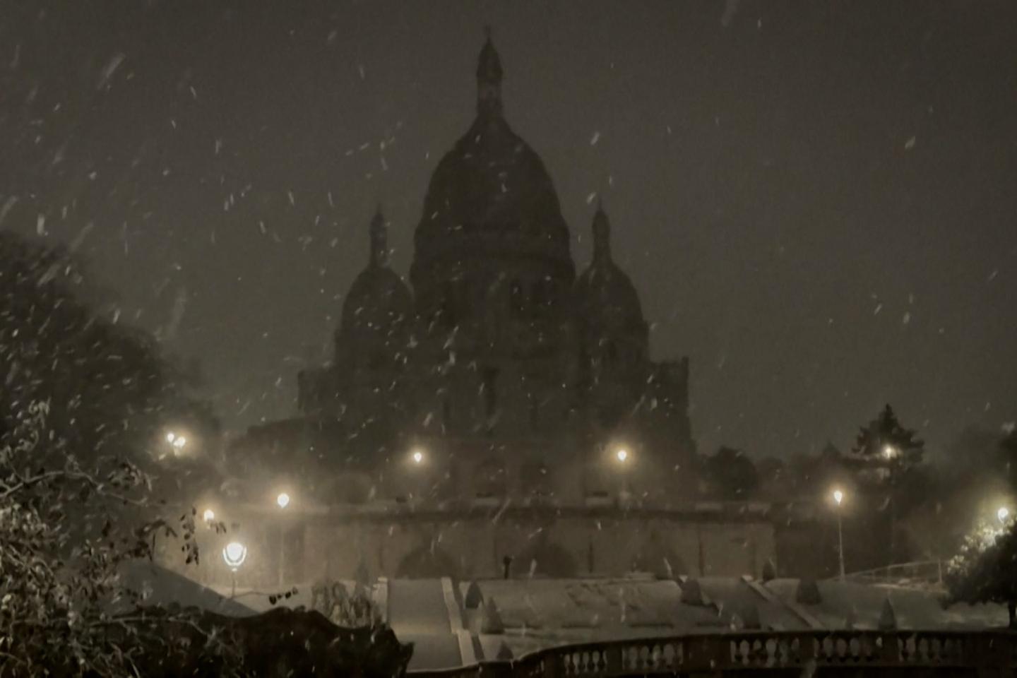 Neige : la butte Montmartre se transforme en terrain de jeu pour les Parisiens