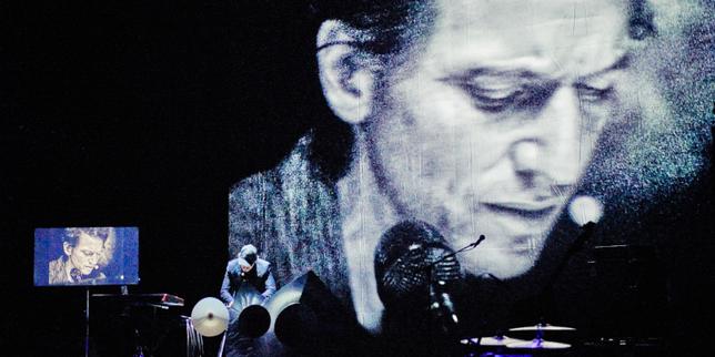 Raphaël, dans son spectacle « Karaoké », au Théâtre des Bouffes du Nord, à Paris, le 21 novembre 2025.