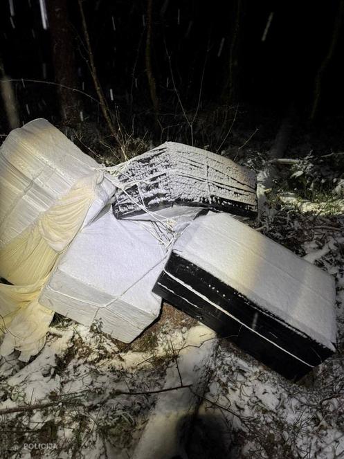 Des conteneurs de cigarettes, interceptés par la police lettone et provenant vraisemblablement de Biélorussie par ballon, dans un endroit non divulgué en Lettonie, le 24 novembre 2025.