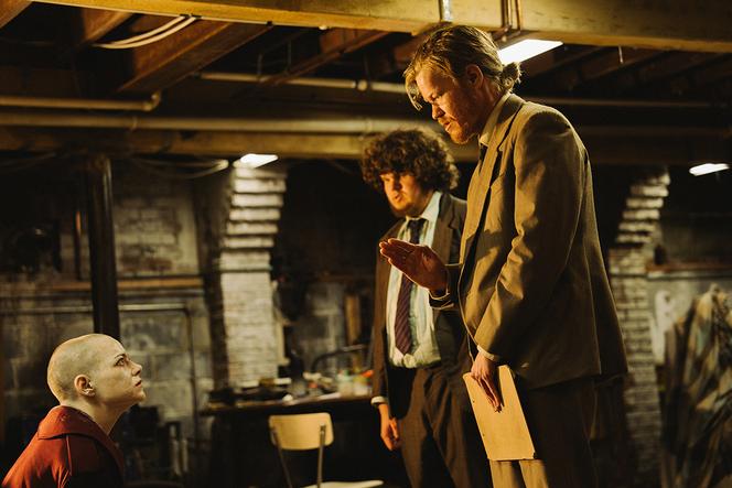 Emma Stone (Michelle Fuller ), Don (Aidan Delbis) et Teddy (Jesse Plemons) dans « Bugonia », de Yorgos Lanthimos.