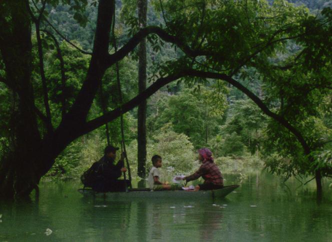 Cao Xuan Doanh (au centre) et Cao Thi Hau (à droite), dans « Hair, Paper, Water… », de Nicolas Graux et Truong Minh Quy.