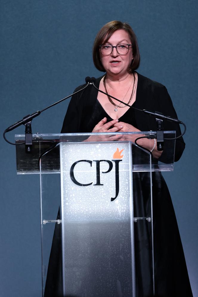 Galina Timchenko alors qu’elle reçoit le prix Gwen Ifill lors des CPJ International Press Freedom Awards 2022, qui se sont déroulés à New York, le 17 novembre 2022.
