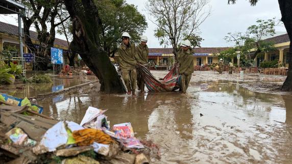 Après le retrait des eaux, des agents nettoient les rues d’un village, dans la province de Dak Lak (Vietnam), le 24 novembre 2025.