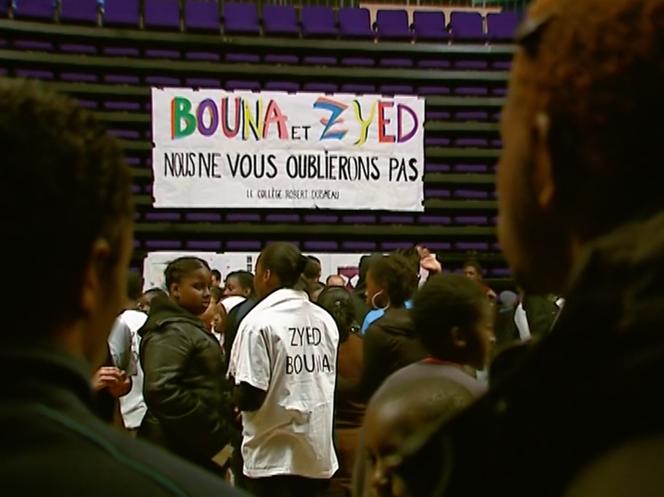 Rassemblement en 20025, au collège Robert-Doisneau, à Clichy-sous-Bois. Image extraite de la série documentaire « 2005 état d’urgence », de Marie-Pierre Jauray.