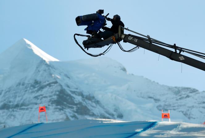 Un caméraman de la SRG SSR, à Wengen, en Suisse, le 13 janvier 2018.