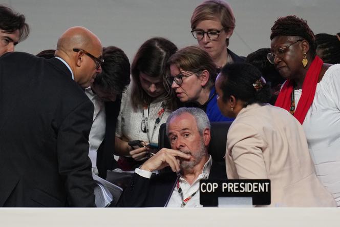 André Corrêa do Lago, président de la COP30, est assis tandis que Simon Stiell, spécialiste du climat aux Nations unies (à gauche), s’entretient avec d’autres responsables de l’ONU lors d’une session plénière du Sommet des Nations unies sur le climat (COP30), à Belem, au Brésil, le 22 novembre 2025.