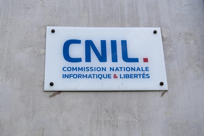 Devant le siège de la Commission nationale de l’informatique et des libertés, à Paris, le 22 mai 2022. 