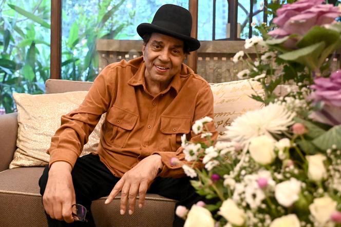 L’acteur Dharmendra, à son domicile de Bombay, le 8 décembre 2023. 