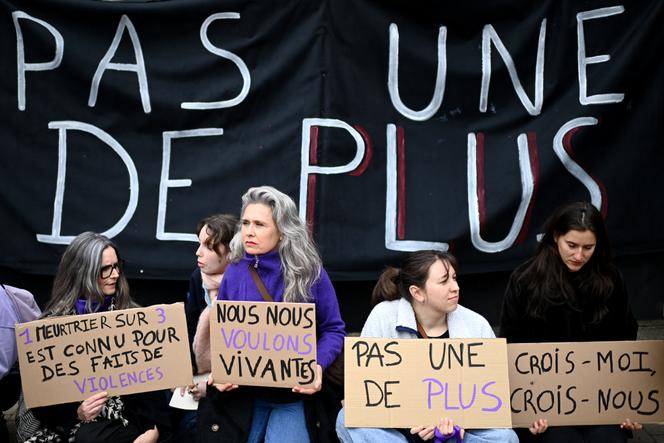 Lors d’une manifestation organisée par plusieurs associations féministes en marge du procès du mari de Chahinez Daoud, devant le tribunal de Bordeaux, le 24 mars 2025.