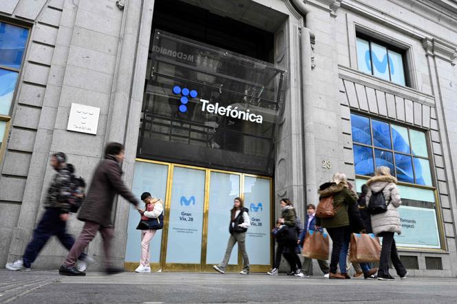 Devant le siège de Telefonica, à Madrid, en Espagne, le 4 décembre 2023. 
