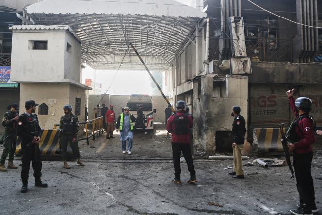Après un attentat-suicide contre leur quartier général de la police fédérale, à Peshawar (Pakistan), le 24 novembre 2025. 