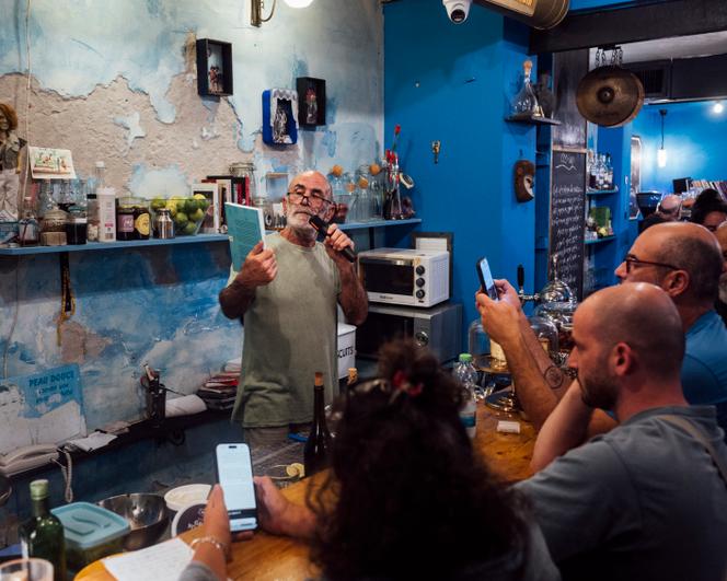Ron Cahlili, fondateur du café Tarbutat, présente le nouveau livre de l'écrivain israélien Hillel Cohen dans son bistrot, à Tel-Aviv, le 4 novembre 2025.