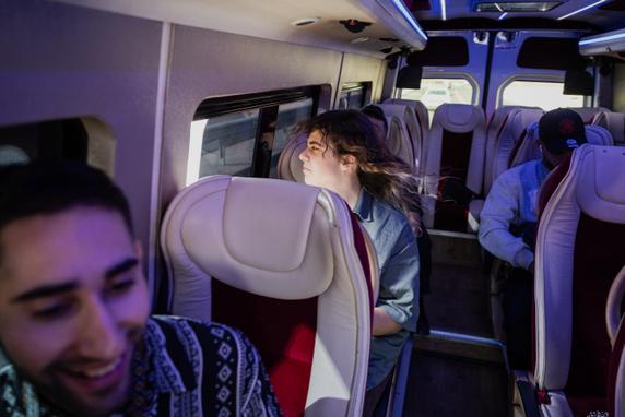 De jeunes Israéliens et Palestiniens, membres de l'association Combattants pour la paix, se rendent dans une ferme palestinienne menacée par des colons juifs de Goush Etzion, en Cisjordanie, le 8 novembre 2025.