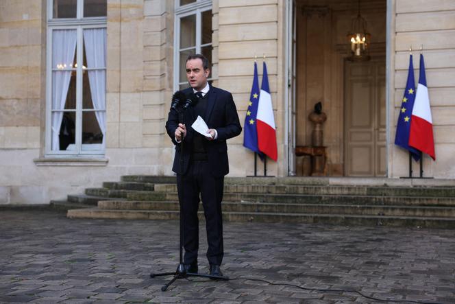 Le premier ministre, Sébastien Lecornu, fait une déclaration à l’hôtel de Matignon, à Paris, le 24 novembre 2025.