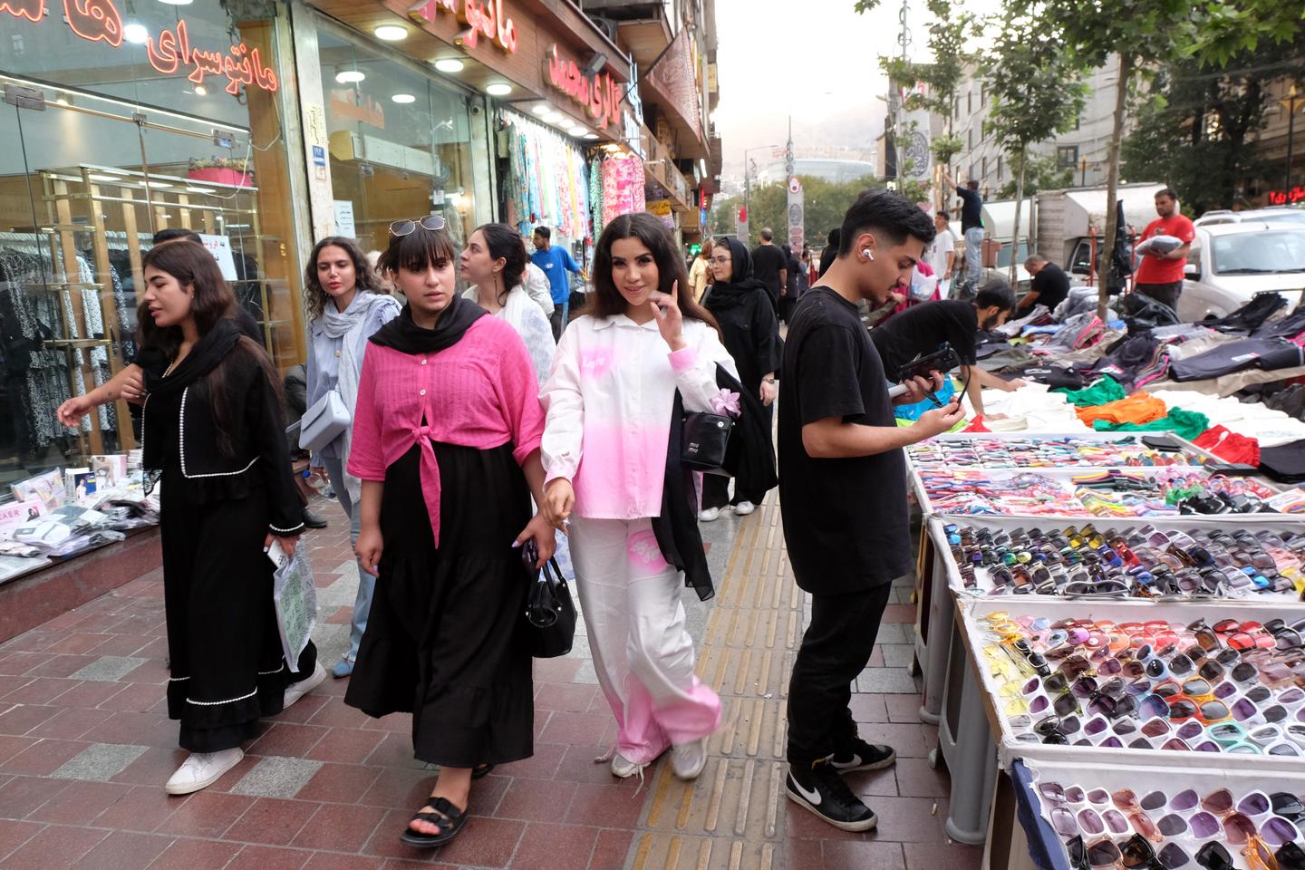 Iran : le régime lâche du lest sur les libertés individuelles tout en intensifiant la répression politique