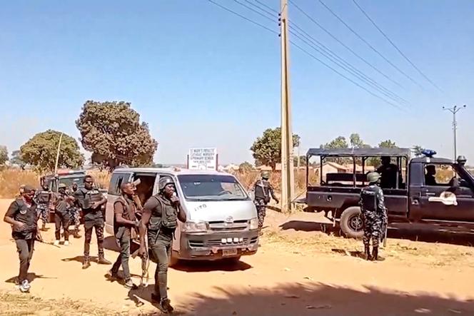 Des policiers arrivent à l’école secondaire catholique privée St. Mary’s, dans l’Etat du Niger (Nigeria), après l’enlèvement par des hommes armés d’élèves et d’enseignants, le 24 novembre 2025.