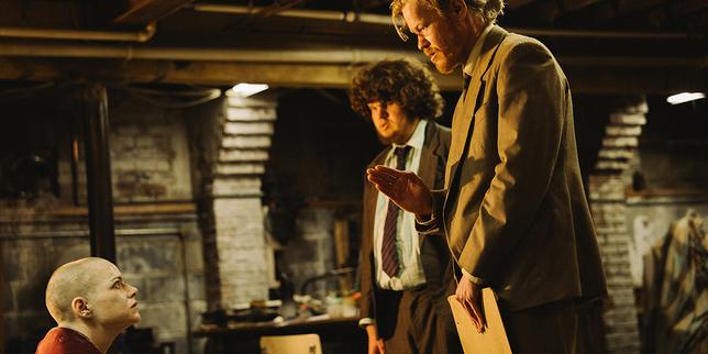 Dans « Bugonia », le cinéaste Yorgos Lanthimos revisite les Etats-Unis d’aujourd’hui à la sauce complotiste