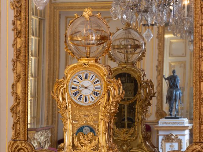 La pendule de Passemant après sa restauration, au château de Versailles, en juillet 2025.