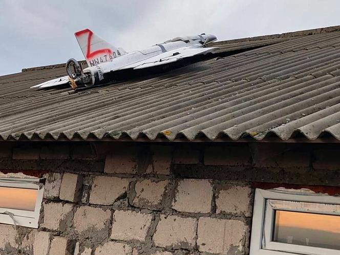 Un drone russe, sur le toit d’une maison de Cuhurestii de Jos, village du nord de la Moldavie. Image diffusée par la police moldave, le 25 novembre 2025.