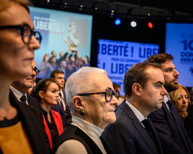Françoise Gatel (au centre), la ministre de l’aménagement du territoire et de la décentralisation, et Sébastien Lecornu, premier ministre, au Congrès des maires, à Paris, le 20 novembre 2025.