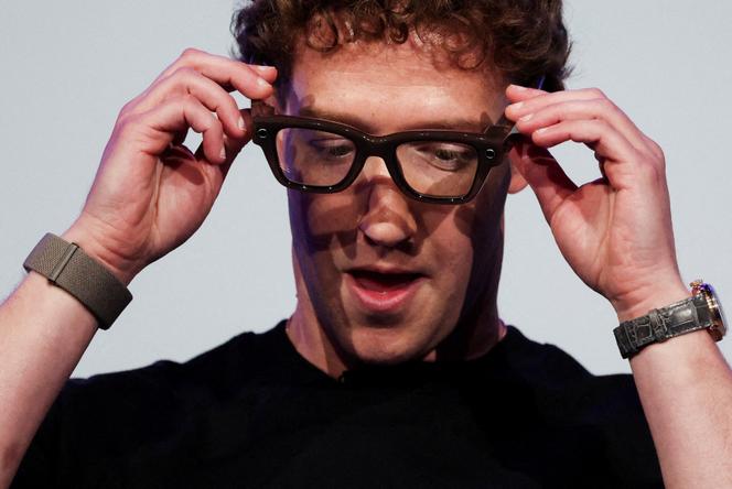 Mark Zuckerberg, PDG de Meta, porte les lunettes Meta Ray-Ban Display, lors de l’événement Meta Connect au siège de l’entreprise à Menlo Park, en Californie, le 17 septembre 2025.