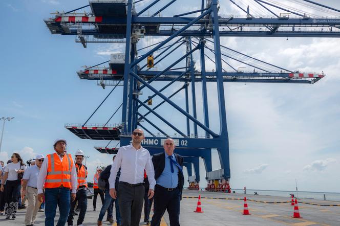 Jean-Noël Barrot (au centre), ministre de l’Europe et des affaires étrangères, et Emmanuel Delachambre, vice-président de l’armateur CMA CGM, lors d’une visite des installations portuaires de Puerto Antioquia (Colombie), le 8 novembre 2025.
