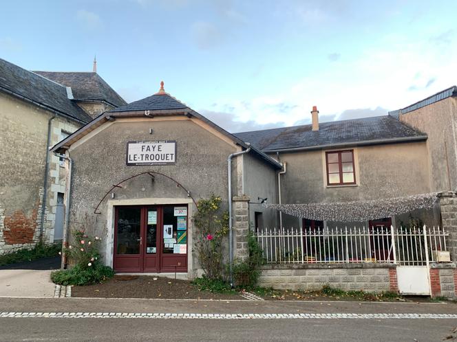 Sur le dessus de la plaque de « Faye-le-Troquet », à Faye-la-Vineuse (Indre-et-Loire), le 19 novembre 2025, cette description : « café casse-croûte bazar ».