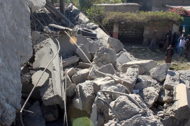 Des personnes observent une maison endommagée qui, selon le gouvernement taliban afghan, a été détruite après des raids menés par le Pakistan, à Asadabad, dans la province de Kunar, en Afghanistan, le 25 novembre 2025. 