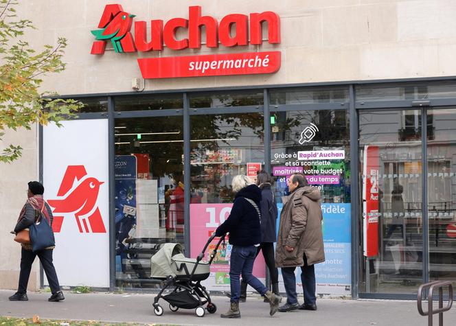 Devant un supermarché Auchan, dans le 17ᵉ arrondissement de Paris, en novembre 2024.