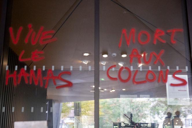 Des graffitis sur l’entrée de l’Institut d’études politiques de Strasbourg, le 8 octobre 2025.