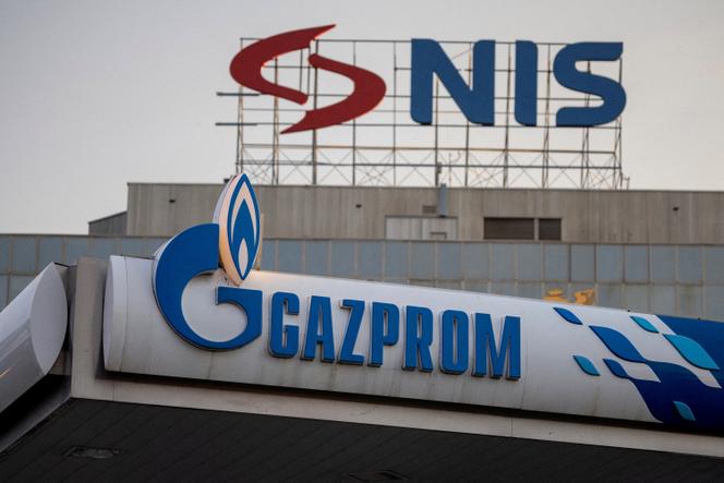 Les logos de NIS et du producteur pétrolier russe Gazprom, à Belgrade, le 8 octobre 2025. 