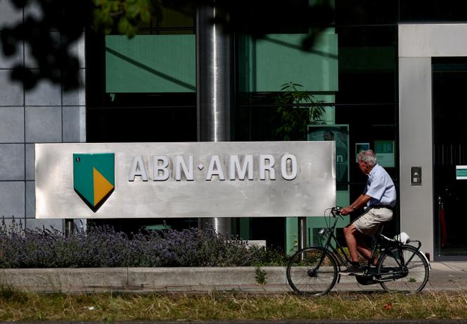A l’extérieur des bureaux de la banque ABN AMRO à La Haye, aux Pays-Bas, le 22 juin 2025.