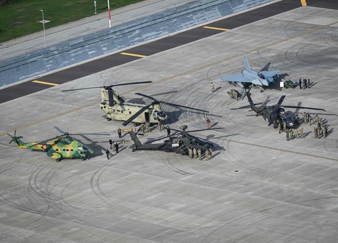 De gauche à droite : un hélicoptère Puma des forces aériennes roumaines, un Chinook de l’armée américaine, un Apache de l’armée américaine, un hélicoptère médicalisé de l’armée américaine et un avion de chasse Typhoon appartenant aux forces aériennes allemandes, à la base aérienne de Mihail-Kogalniceanu, en Roumanie, le 25 novembre 2025. 