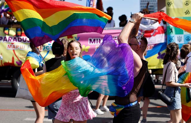 Des participants à la parade WarsawPride et KyivPride à Varsovie, en Pologne, le 25&nbsp;juin 2022. 