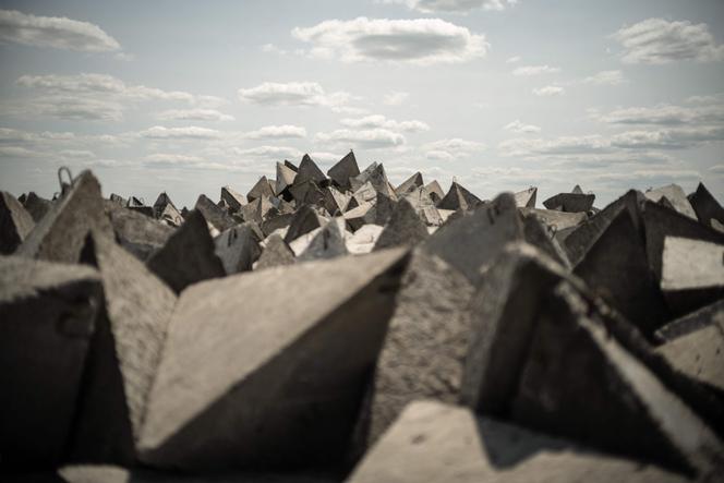 Des dents de dragon sur le chantier de construction d’une ligne de défense dans l’oblast de Donetsk, le 2 juin 2025. 