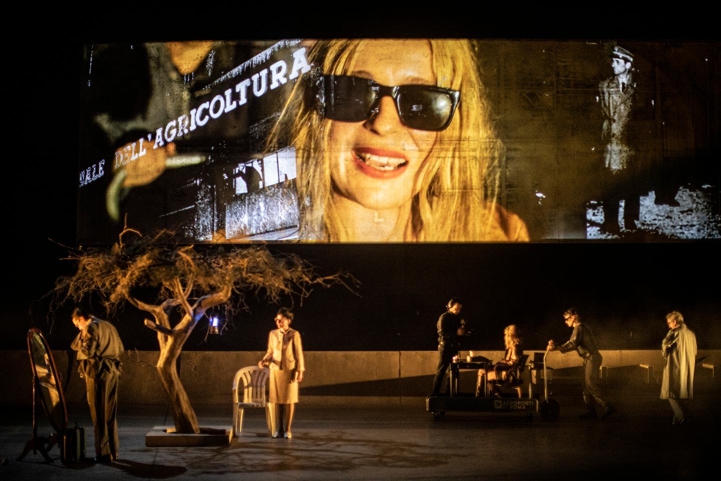 Avec « Pétrole » à l’Odéon-Théâtre de l’Europe, Sylvain Creuzevault hisse Pasolini au sommet du présent