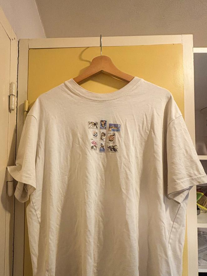 Pierre fouille dans son linge sale pour en tirer son tee-shirt préféré, s’excusant qu’il soit froissé pour la photo. «&nbsp;Je n’ai pas résisté à le porter&nbsp;», nous dit-il. Lorient, le 23&nbsp;novembre&nbsp;2025.