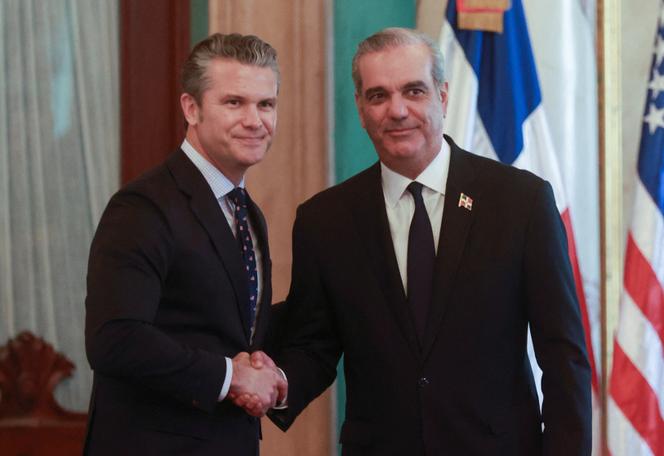 Le ministre de la défense américain, Pete Hegseth, et le président dominicain, Luis Abinader, lors d’une réunion au Palais national, à Saint-Domingue, le 26 novembre 2025.