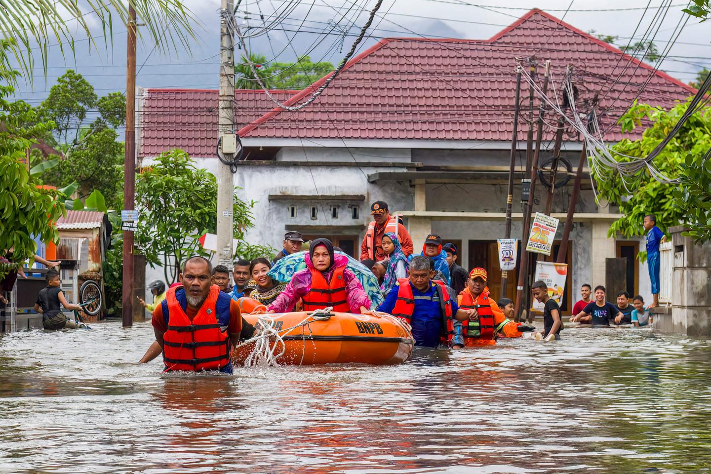 Les inondations en Indonésie font au moins 84 morts et des dizaines de disparus Les inondations en Indonésie font au moins 84 morts et des dizaines de disparus