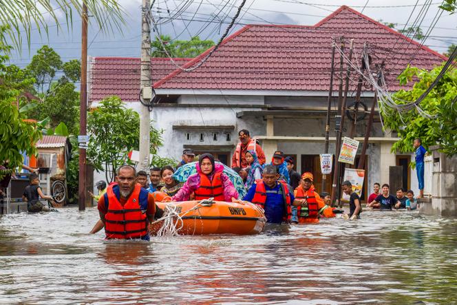Evacuation de résidents à Padang, à l’ouest de Sumatra (Indonésie), le 25 novembre 2025.