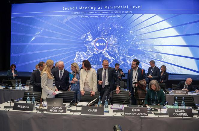 La ministre allemande de l’aérospatiale, Dorothee Bär (au centre à gauche), et le directeur général de l’ERSA, Josef Aschbacher (au centre à droite), avant la réunion ministérielle de l’Agence spatiale européenne, à Brême (Allemagne), le 26 novembre 2025.