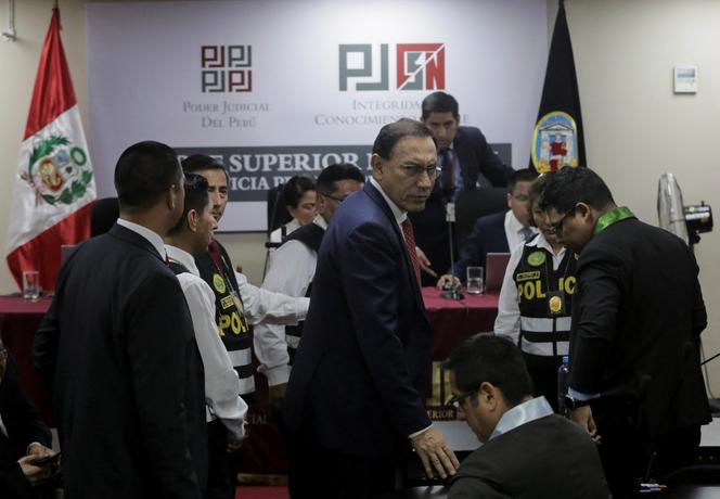 L’ancien président péruvien Martin Vizcarra peu après l’énoncé de sa condamnation à quatorze ans de prison, au tribunal de Lima, le 26 novembre 2025. 