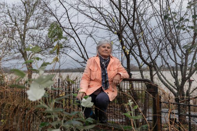 Sabine Menaut est une riveraine dont la maison, au bord de la Garonne, se situe près du site prévu pour la construction de l’usine EMME,  à Parempuyre (Gironde), le 19 novembre 2025.