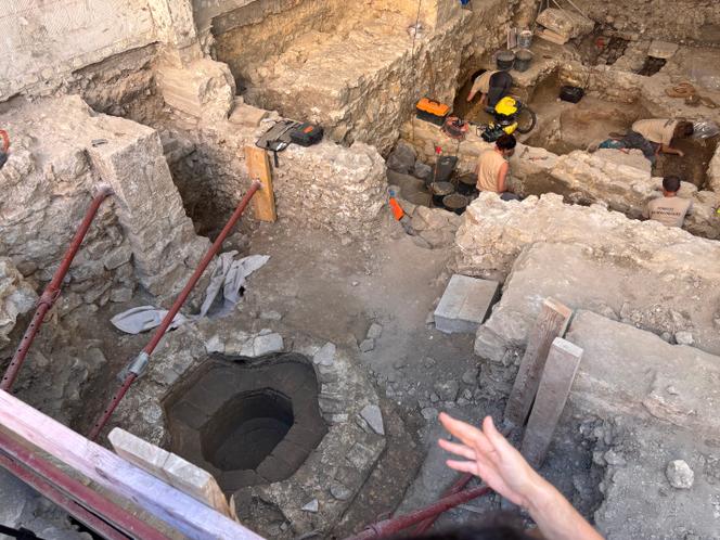 Le baptistère paléochrétien (au premier plan) découvert sur le site des fouilles archéologiques, dans le centre historique de Vence (Alpes-Maritimes), le 31 juillet 2025.