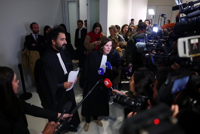 Julia Bombardier et Kami Haeri, avocats d’Infinite Styles Services Co Ltd, société dublinoise exploitant les activités européennes de Shein, après une audience au tribunal de Paris, le 26 novembre 2025.